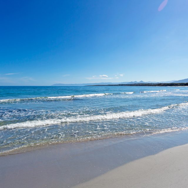 Die Küstenlinie am Strand Sa Mattanosa, in Sardinien