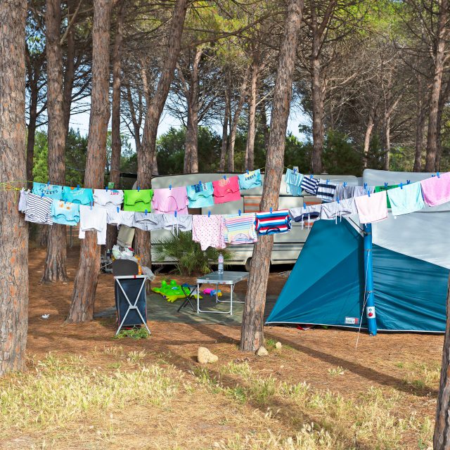 Kleidung, die in der Sonne auf Camping Cala Ginepro trocken ist