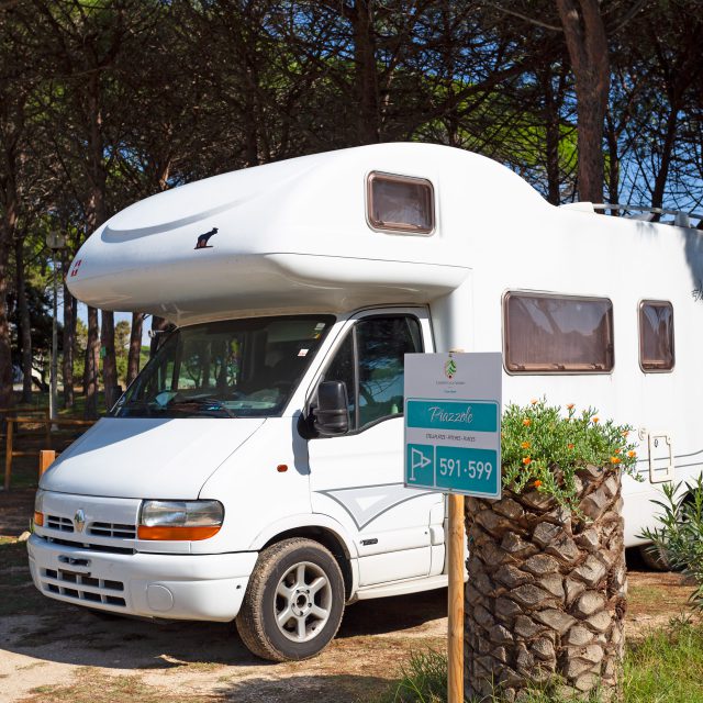 Weißer Camper auf einem Stellplatz in Sardinien, im Camping Cala Ginepro