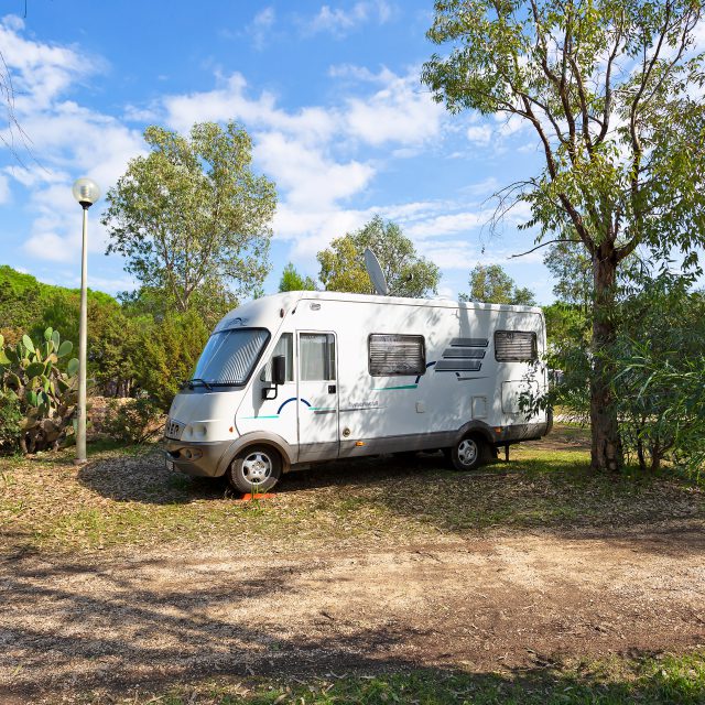 Camper in Sardinien auf Cala Ginepro, inmitten ueppigen Pinienwaldern