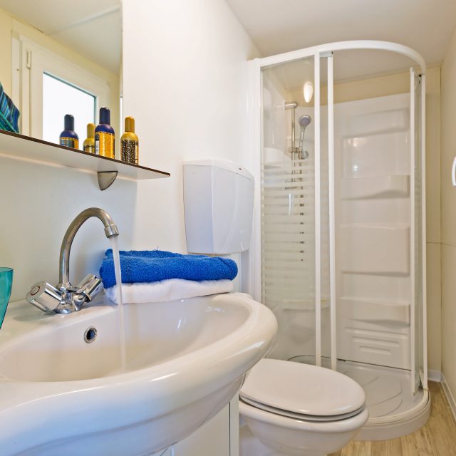 Toiletten im Comfort Bungalow mit Dusche, WC und Waschbecken