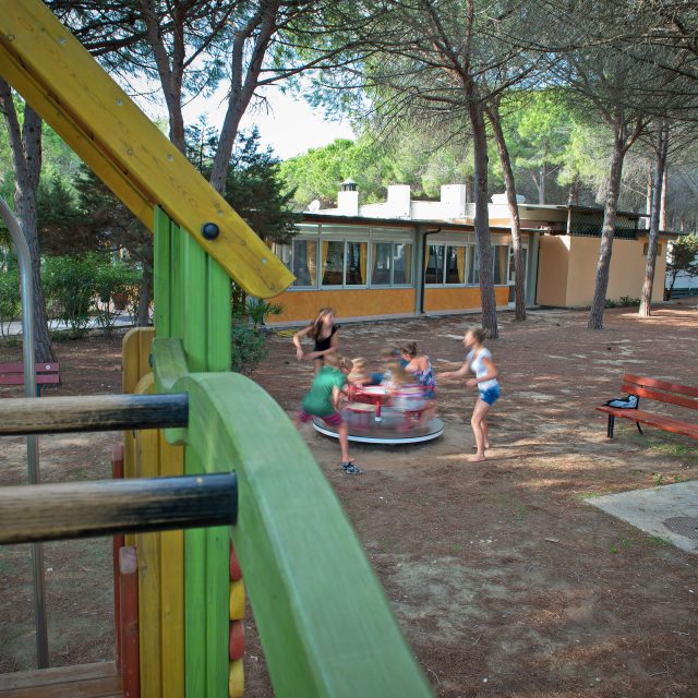 Karussell für Kinder auf dem Campingplatz in Sardinien