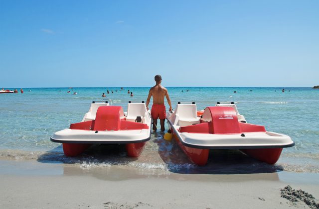 Der Rettungsschwimmer am Strand Cala Ginepro, zwischen den Tretbooten