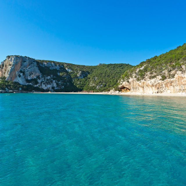 Die berühmte Cala Luna im Golfo di Orosei