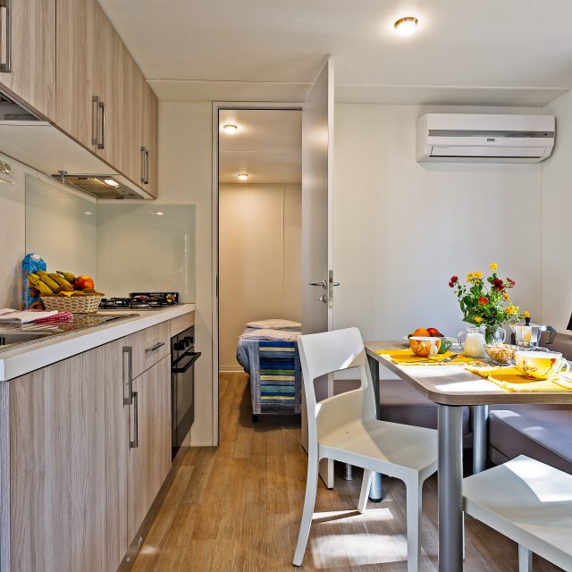 Living im Superior Bungalow im Camping Cala Ginepro