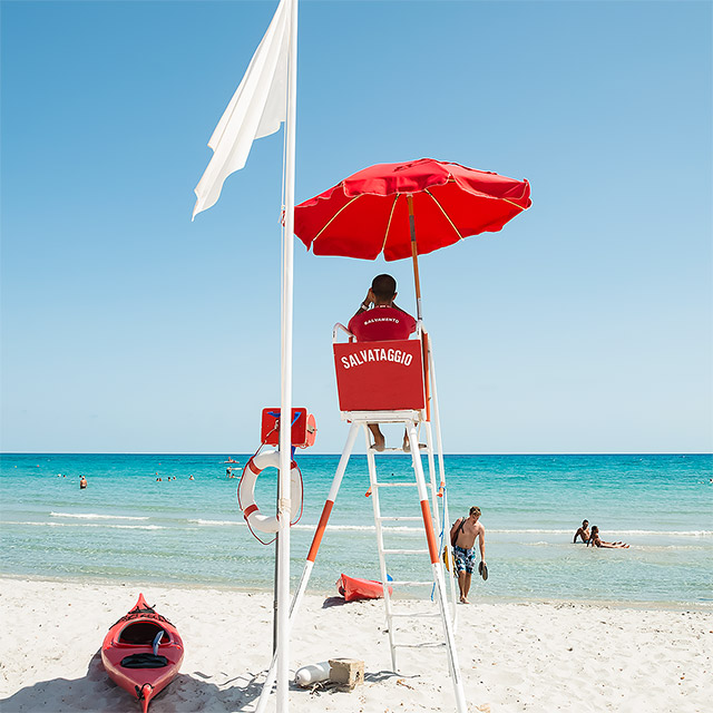 Rettungsschwimmer in Cala Ginepro, im Wachturm