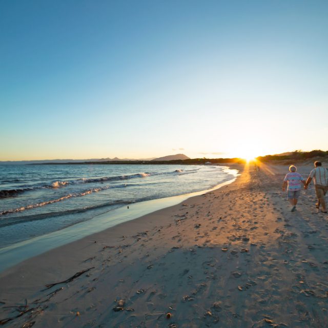 Die wundervollen Farben vom Sonnenuntergang am Strand Sa Mattanosa, in Sardinien