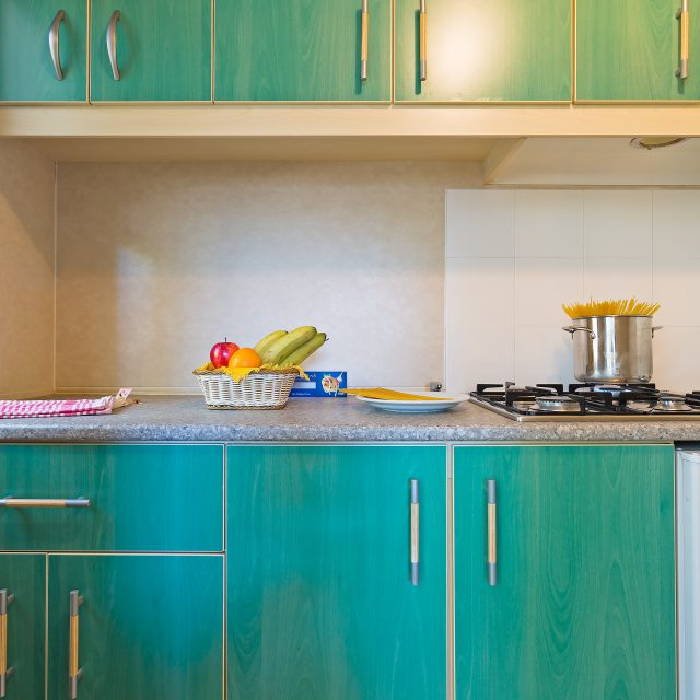 Green kitchen in the Basic Bungalow at Cala Ginepro Campsite
