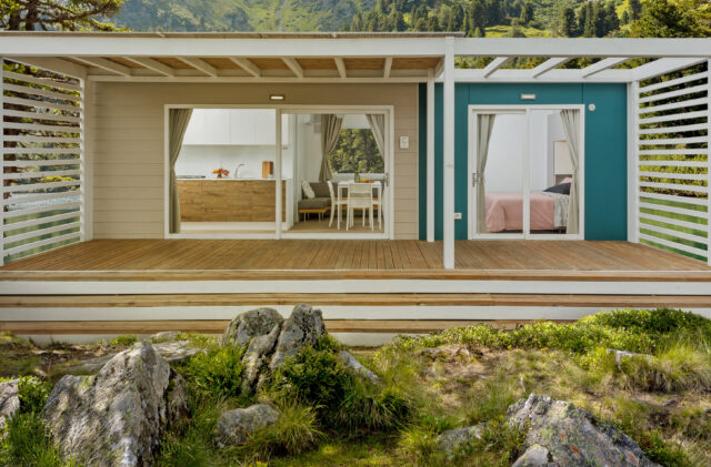 The exterior of a Superior+ Bungalow auf del Camping Cala Ginepro, in Sardinien