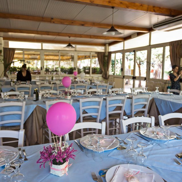 Ristorante del Camping Cala Ginepro con gli addobbi per un battesimo