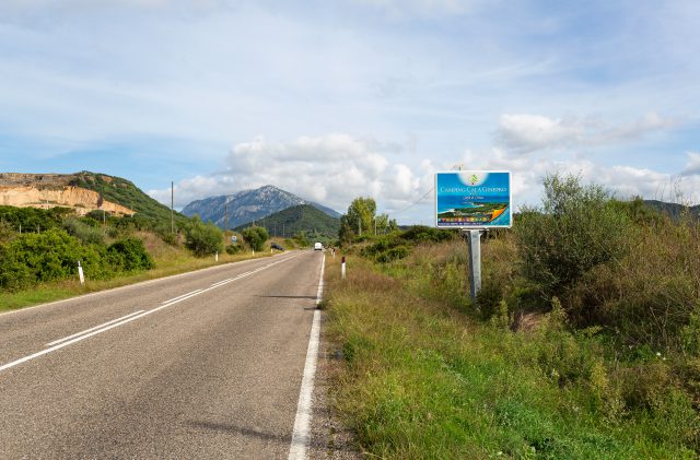 Cartellone stradale del Camping Cala Ginepro in Sardegna