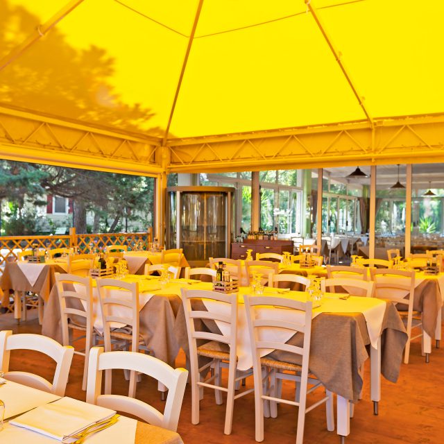Sala esterna del Ristorante del Camping Cala Ginepro