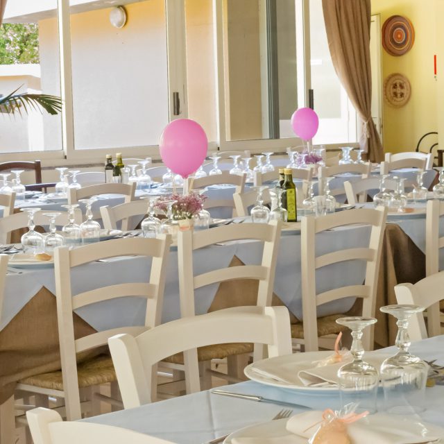 Tavoli allestiti per una festa di battesimo in ristorante