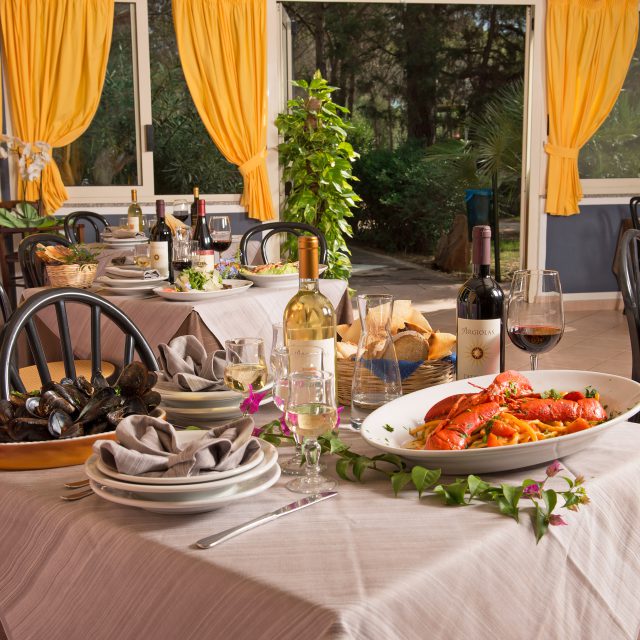 Portate a base di cozze e gamberoni in ristorante