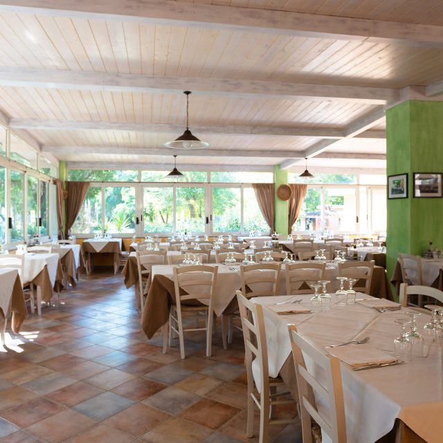 Sala interna del Ristorante al Camping Cala Ginepro