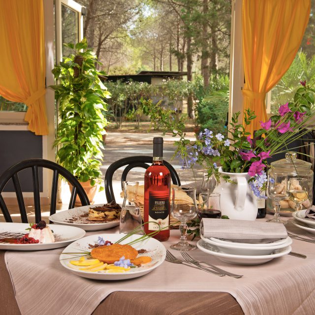 Pietanze con ornamenti floreali al Ristorante Cala Ginepro