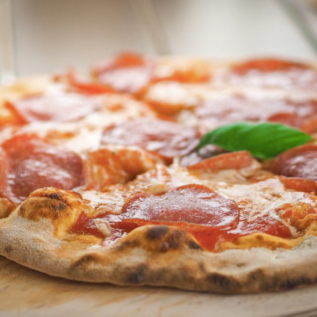 Pizza con salsiccia e basilico