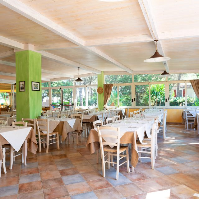 Sala del Ristorante del Camping Cala Ginepro, con tetto in legno sbiancato