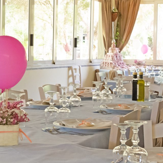 Festeggiamenti con palloncini al Ristorante del Camping Cala Ginepro