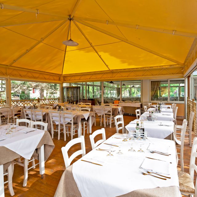 La veranda esterna del Ristorante del Camping Cala Ginepro